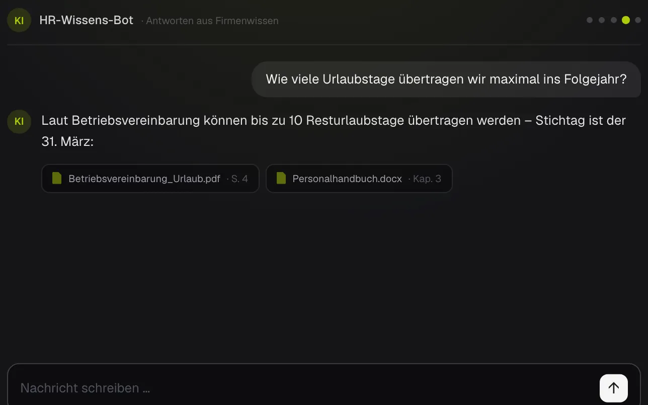 Company Chat: Antwort des HR-Wissens-Bots mit Quellenangabe aus Betriebsvereinbarung und Personalhandbuch – Beispieldaten